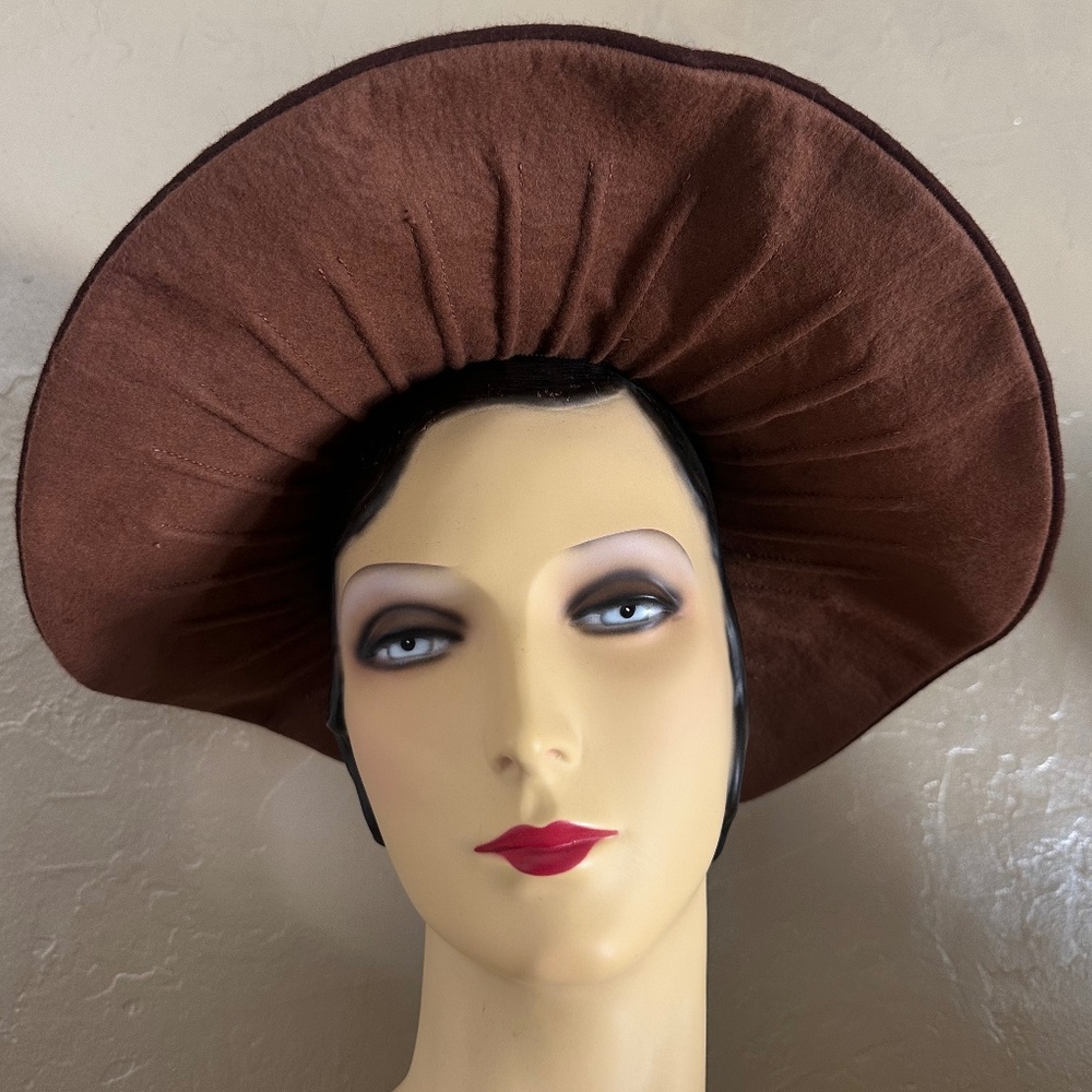 MODISH 1940s' BROWN FELT WIDE BRIM HAT WITH INTRICATE TOPSTITCHING & OPEN CROWN